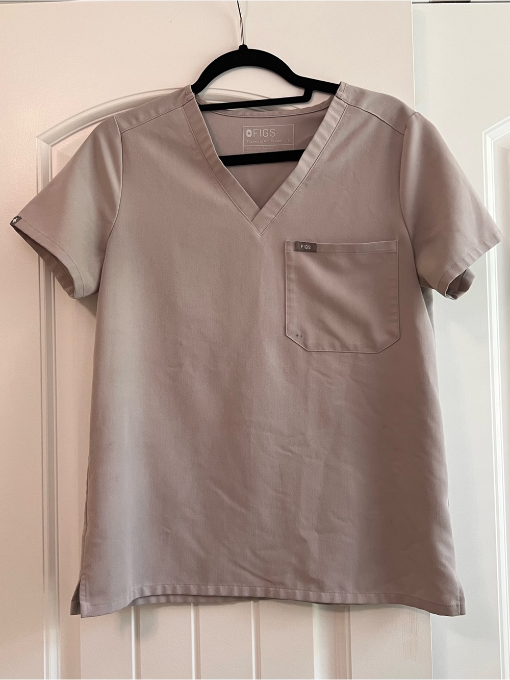 FIGS Technical Collection Catarina One-Pocket Scrub Top Gray Size S FW1000 AS IS